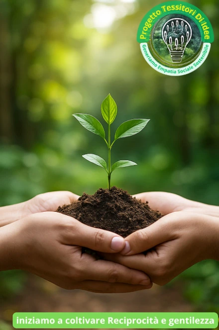 Mani che proteggono una giovane pianta simbolo della nascita del progetto Tessitori di Idee e della crescita dell’empatia sociale sostenibile