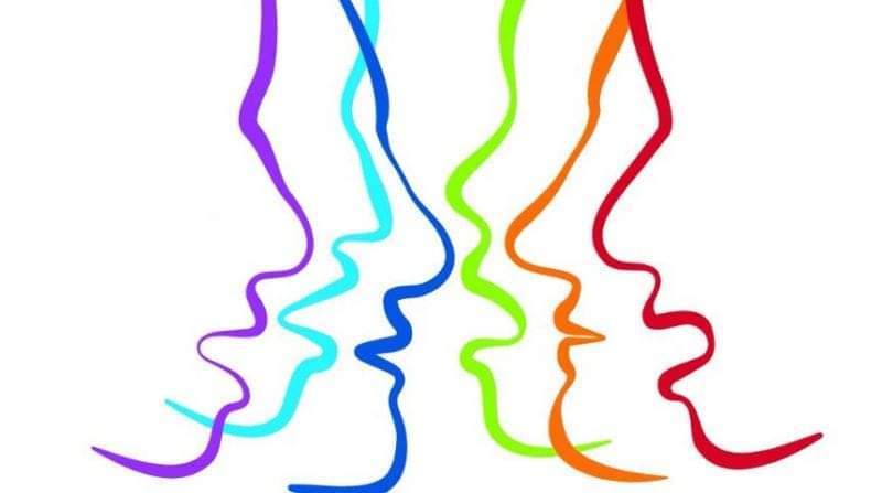 Dialogo e ascolto tra persone nel progetto Tessitori di Idee basato su empatia sociale sostenibile e comprensione reciproca